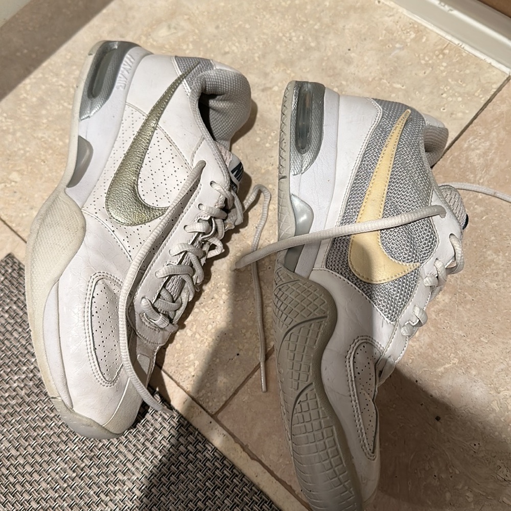 Nike mirabellas
